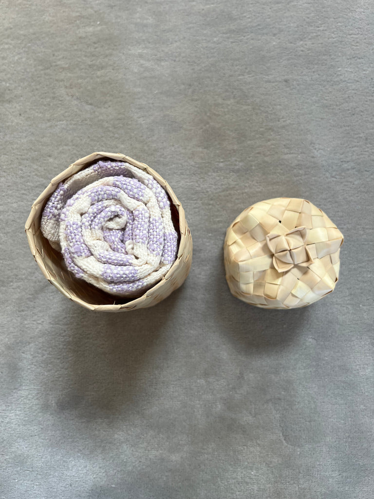 Le Krama Naturel Lilas dans son écrin en feuille de palmier - Femme