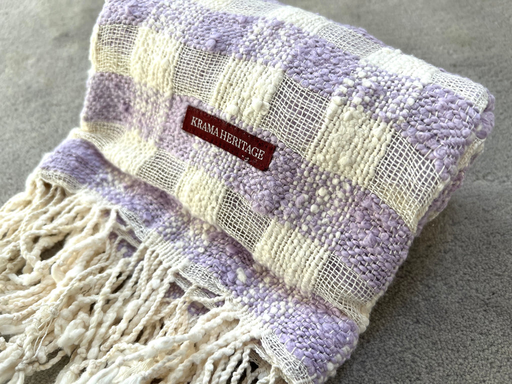 Le Krama Naturel Lilas dans son écrin en feuille de palmier - Femme