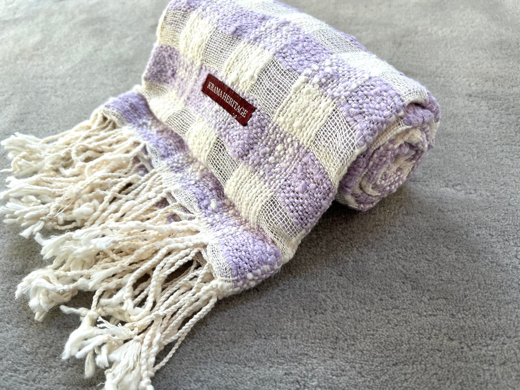 Le Krama Naturel Lilas dans son écrin en feuille de palmier - Femme