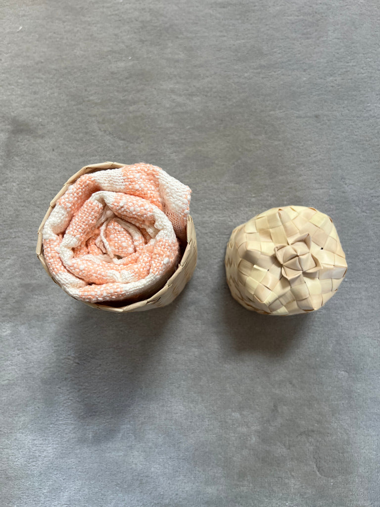 Le Krama Naturel Mandarine dans son écrin en feuille de palmier - Femme