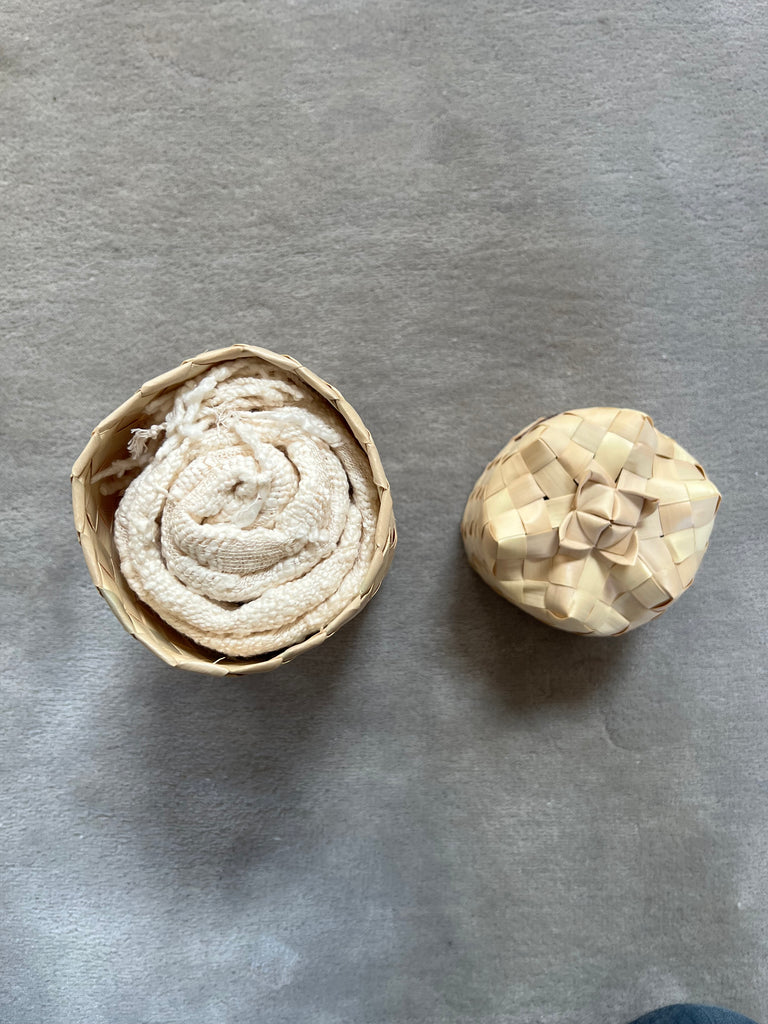 Le Krama Naturel Nuage dans son écrin en feuille de palmier - Homme