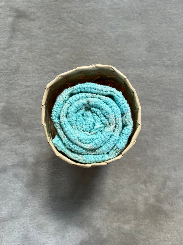 Le Krama Naturel Turquoise dans son écrin en feuille de palmier - Femme