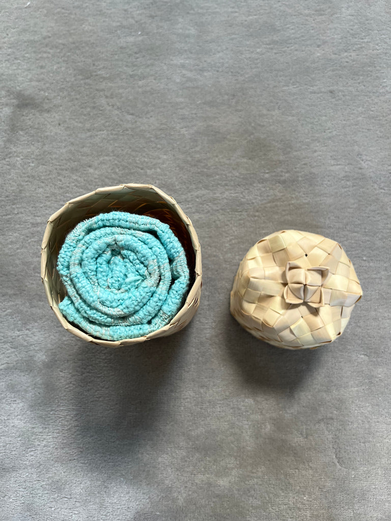 Le Krama Naturel Turquoise dans son écrin en feuille de palmier - Femme
