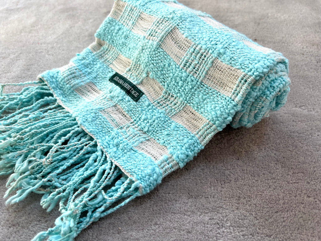 Le Krama Naturel Turquoise dans son écrin en feuille de palmier - Femme