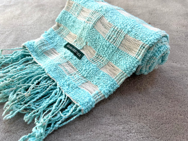 Le Krama Naturel Turquoise dans son écrin en feuille de palmier - Femme