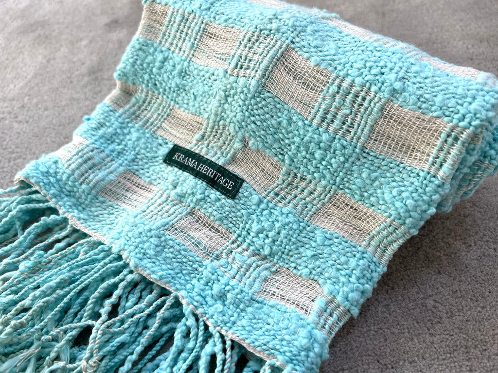 Le Krama Naturel Turquoise dans son écrin en feuille de palmier - Femme