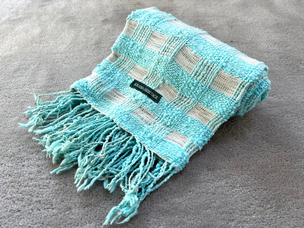 Le Krama Naturel Turquoise dans son écrin en feuille de palmier - Femme