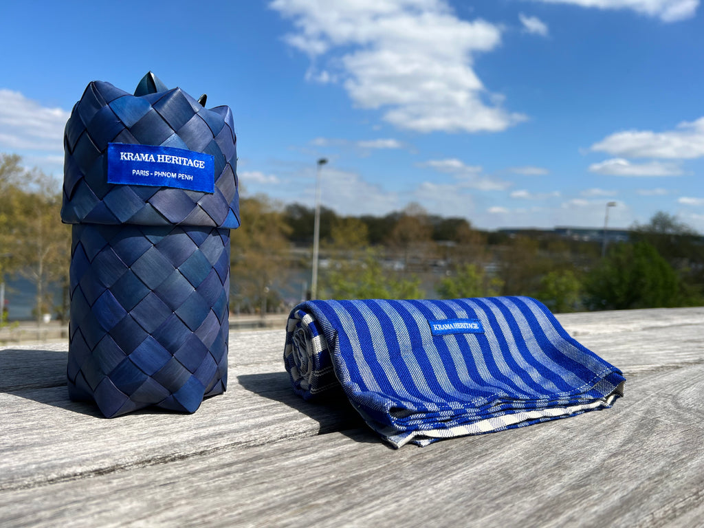 Le Krama Pop Bleu 3 Tours dans son écrin en feuille de palmier - Homme