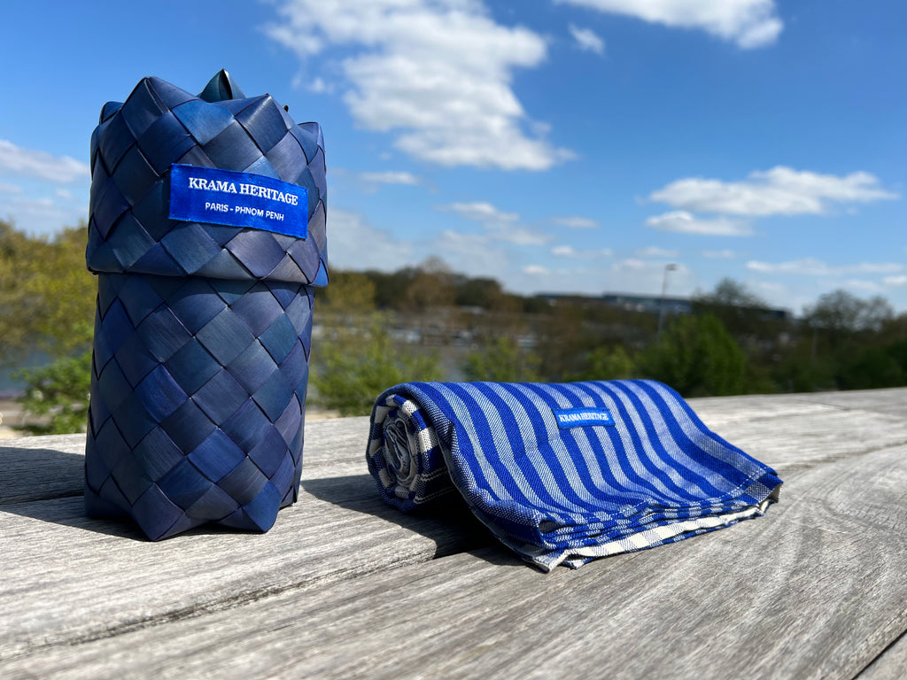 Le Krama Pop Bleu 3 Tours dans son écrin en feuille de palmier - Femme