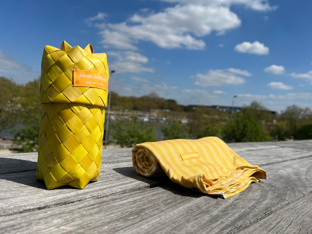 Le Krama Pop Jaune 3 Tours dans son écrin en feuille de palmier - Femme