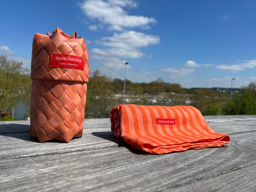 Le Krama Pop Orange 3 Tours dans son écrin en feuille de palmier - Femme