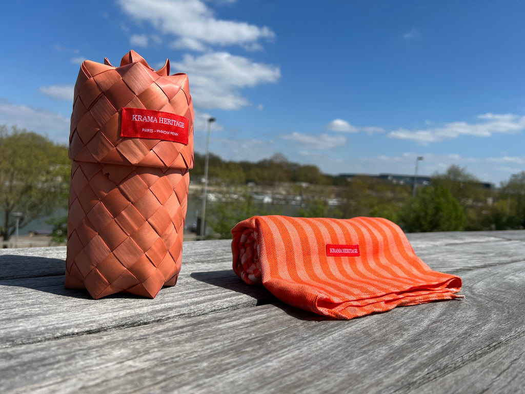 Le Krama Pop Orange 3 Tours dans son écrin en feuille de palmier - Femme