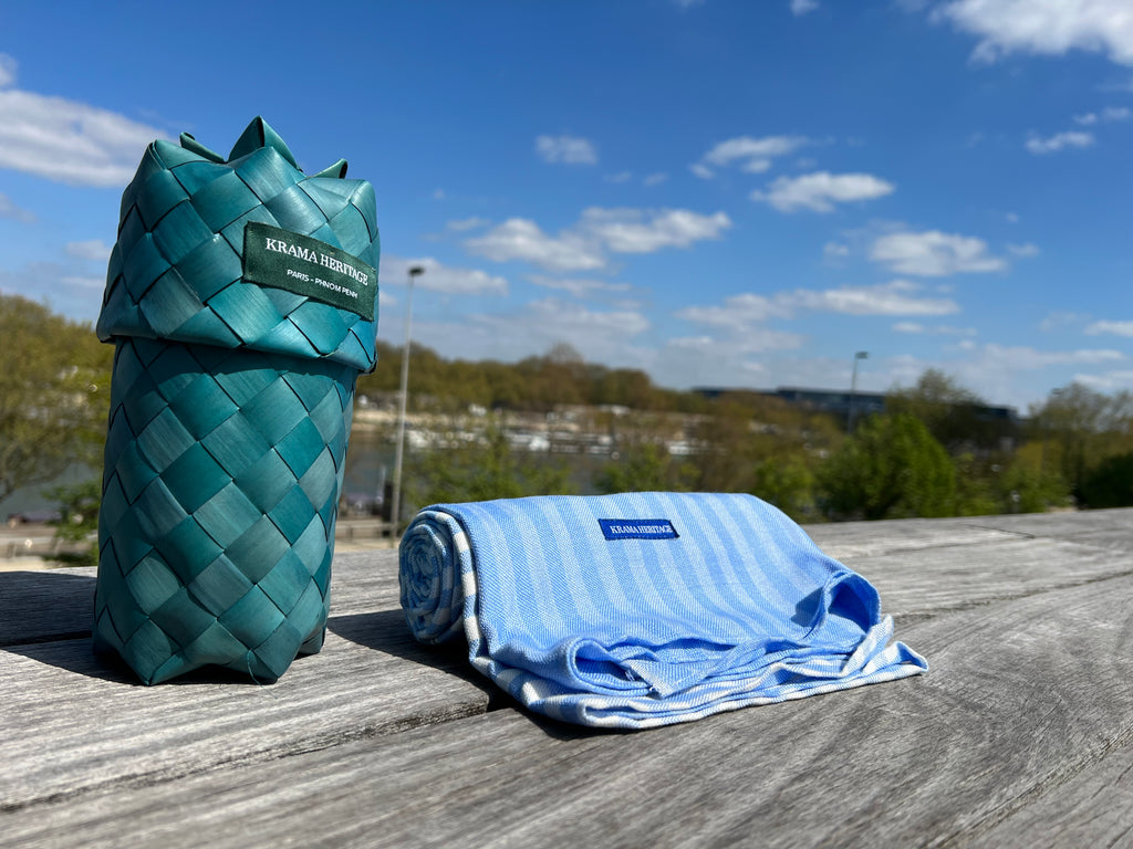 Le Krama Pop Turquoise 3 Tours dans son écrin en feuille de palmier - Femme