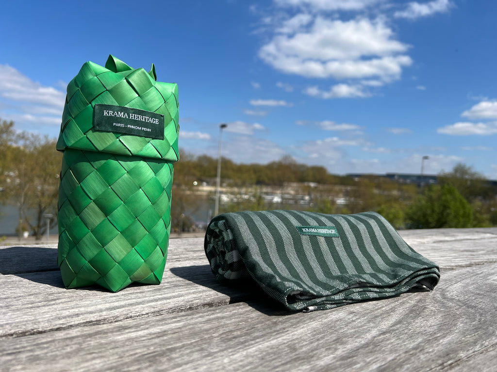 Le Krama Pop Vert 3 Tours dans son écrin en feuille de palmier - Femme
