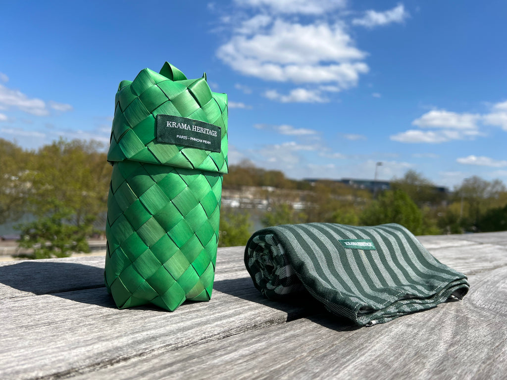 Le Krama Pop Vert 3 Tours dans son écrin en feuille de palmier - Femme