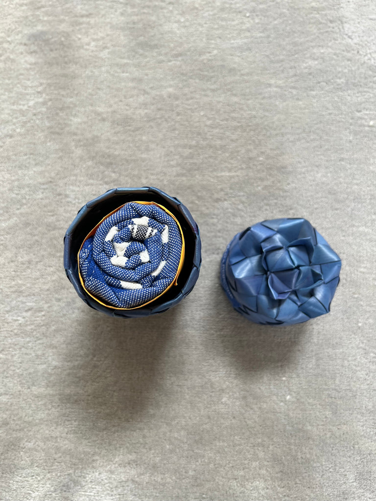 Le Krama Pop Bleu dans son écrin en feuille de palmier - Homme