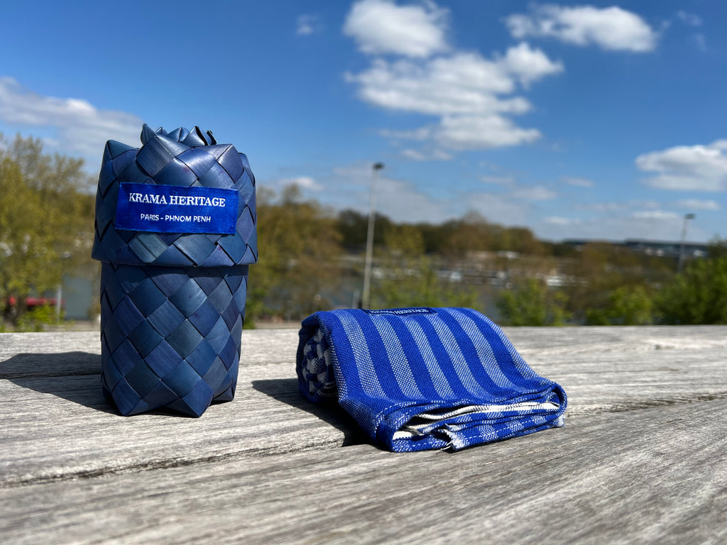 Le Krama Pop Bleu dans son écrin en feuille de palmier - Homme