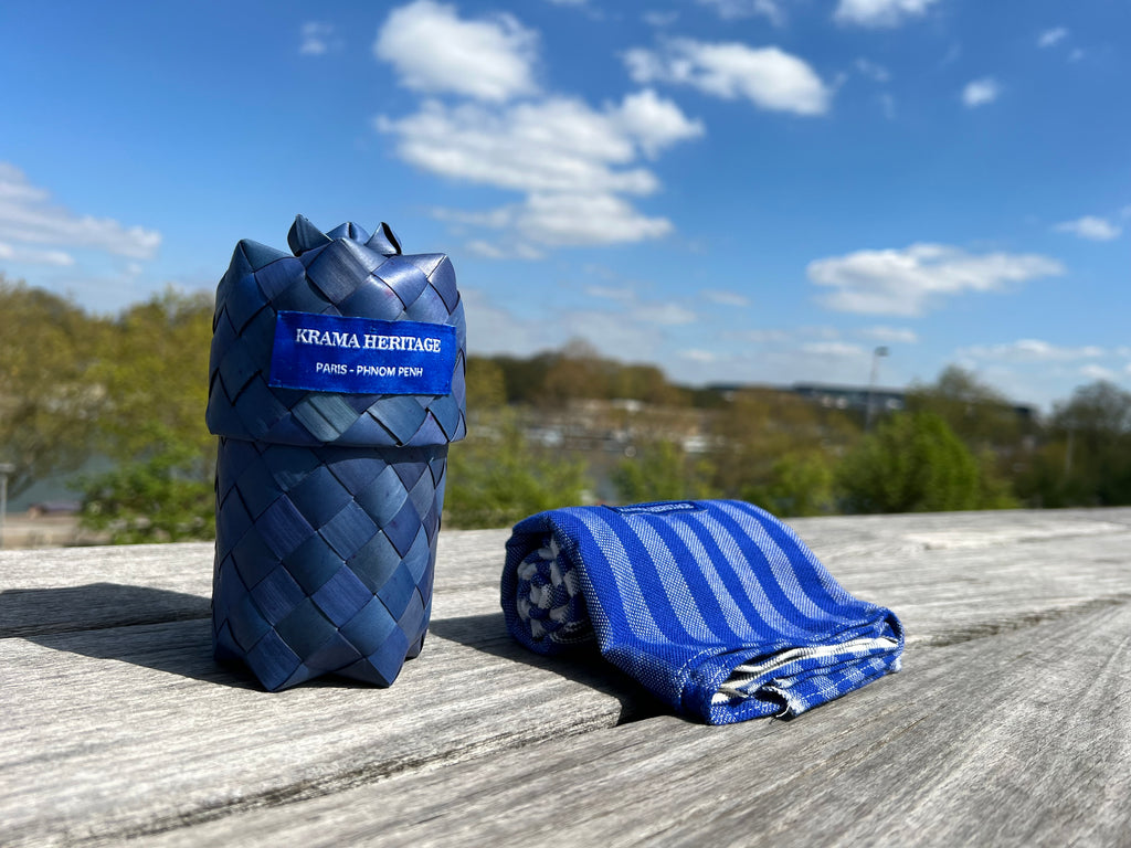 Le Krama Pop Bleu dans son écrin en feuille de palmier - Homme