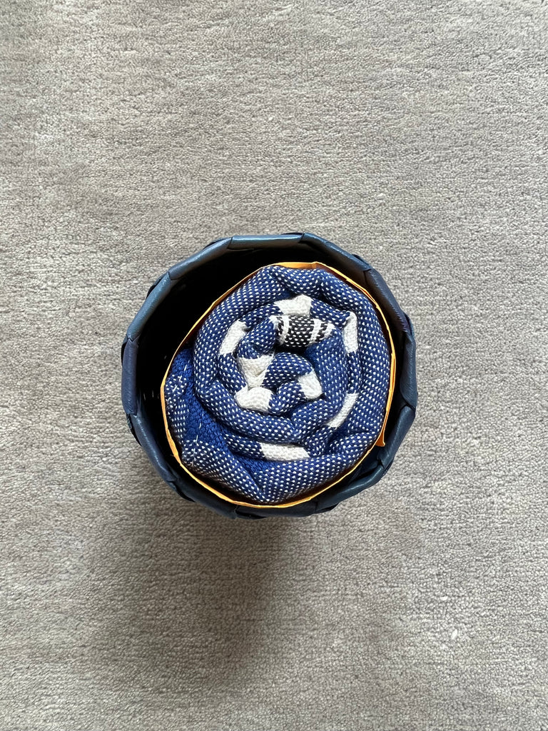 Le Krama Pop Bleu dans son écrin en feuille de palmier - Homme