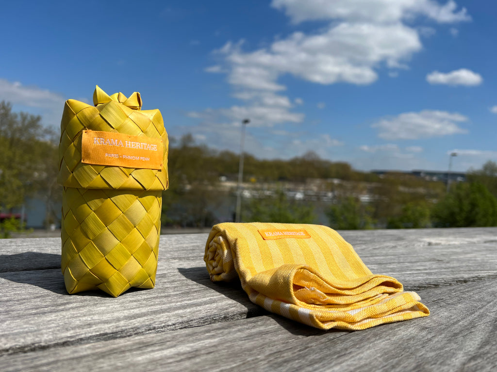 Le Krama Pop Jaune dans son écrin en feuille de palmier - Femme