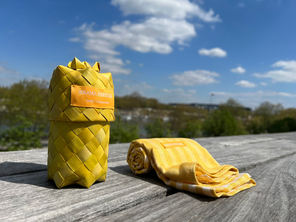 Le Krama Pop Jaune dans son écrin en feuille de palmier - Homme