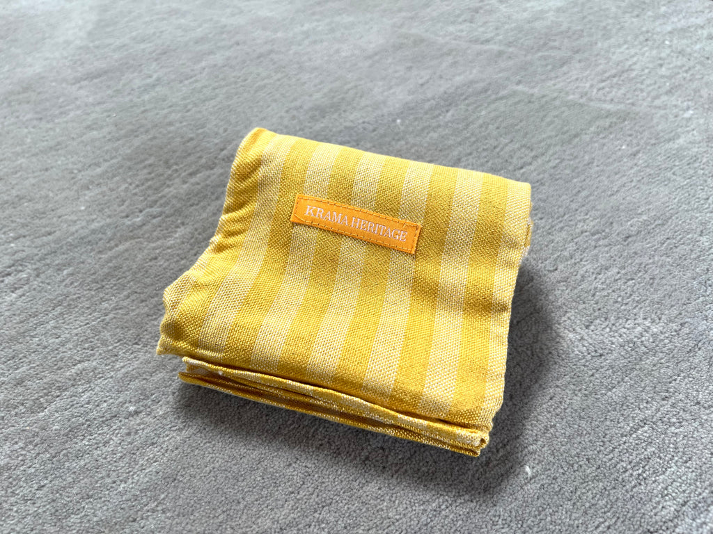 Le Krama Pop Jaune dans son écrin en feuille de palmier - Homme