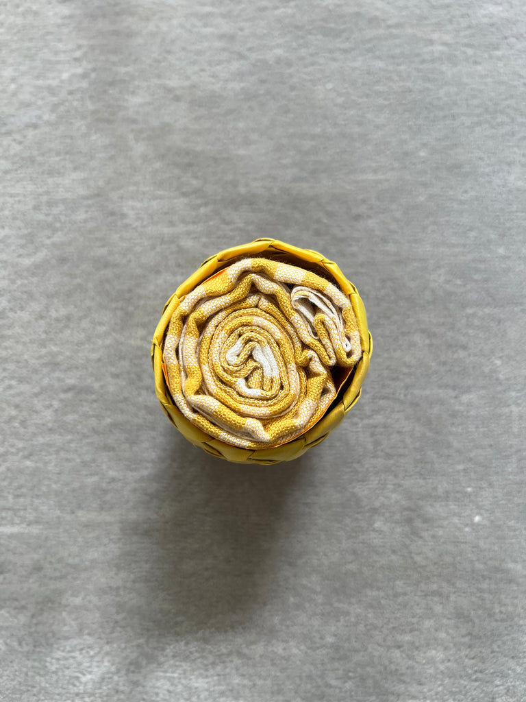 Le Krama Pop Jaune dans son écrin en feuille de palmier - Femme