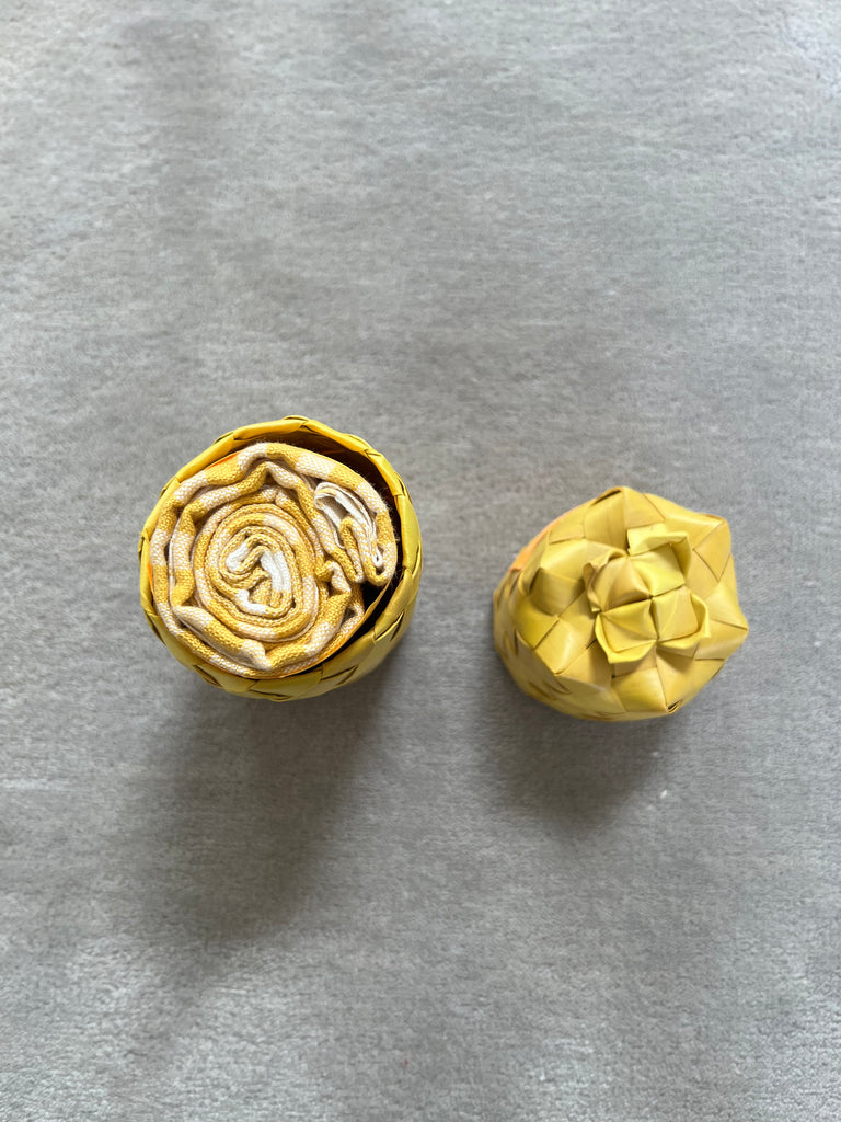 Le Krama Pop Jaune dans son écrin en feuille de palmier - Femme