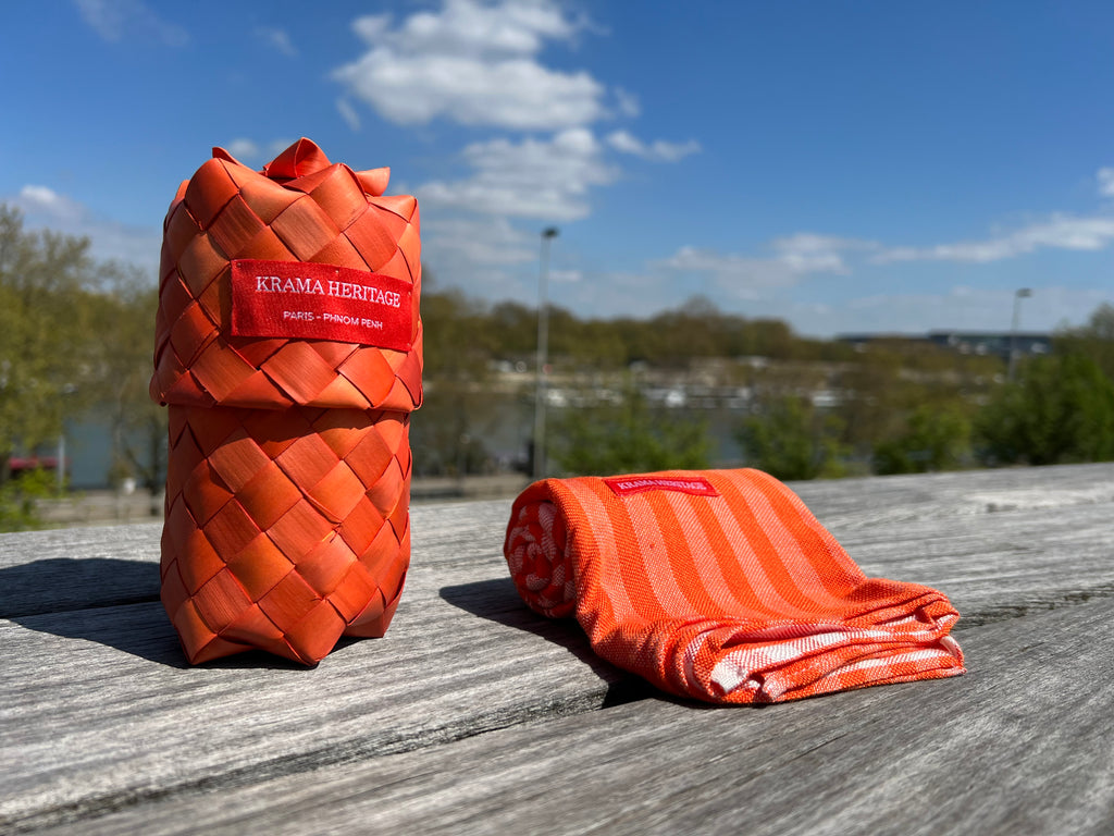 Le Krama Pop Orange dans son écrin en feuille de palmier - Homme