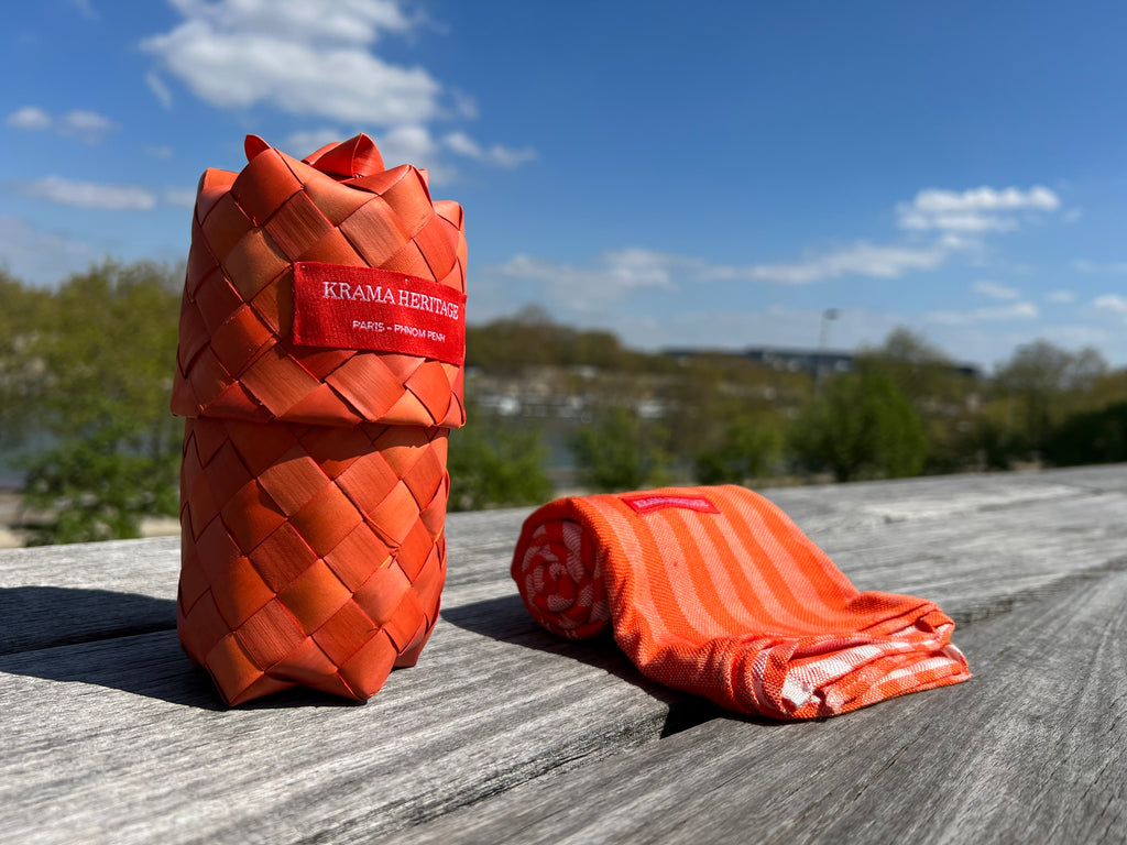 Le Krama Pop Orange dans son écrin en feuille de palmier - Homme
