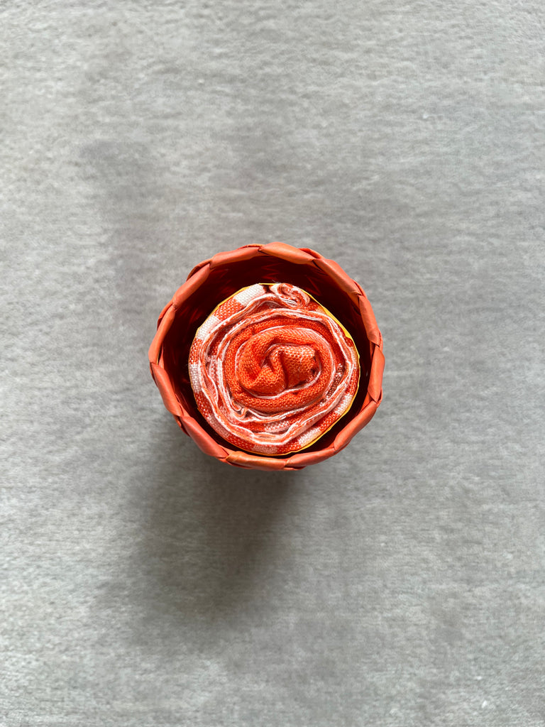 Le Krama Pop Orange dans son écrin en feuille de palmier - Homme