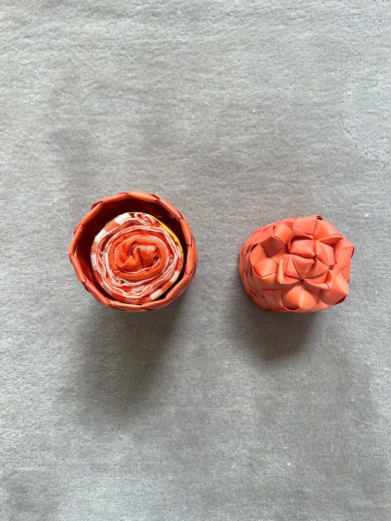 Le Krama Pop Orange dans son écrin en feuille de palmier - Homme