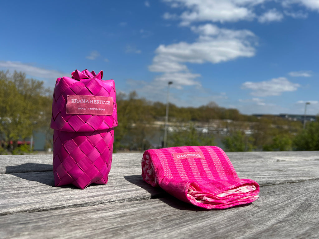 Le Krama Pop Rose dans son écrin en feuille de palmier - Homme