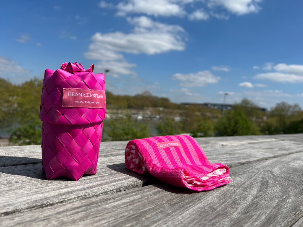Le Krama Pop Rose dans son écrin en feuille de palmier - Femme