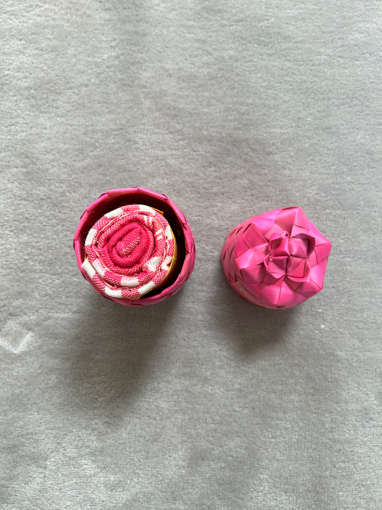 Le Krama Pop Rose dans son écrin en feuille de palmier - Femme