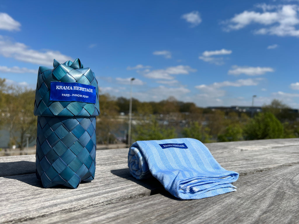 Le Krama Pop Turquoise dans son écrin en feuille de palmier - Homme