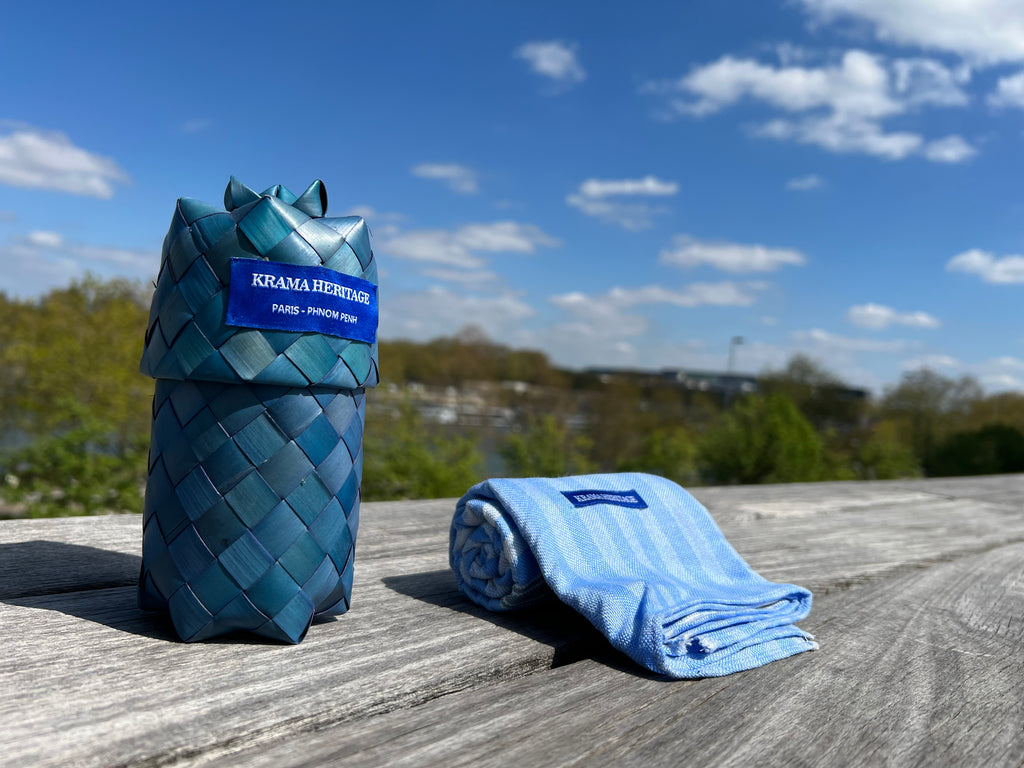 Le Krama Pop Turquoise dans son écrin en feuille de palmier - Homme