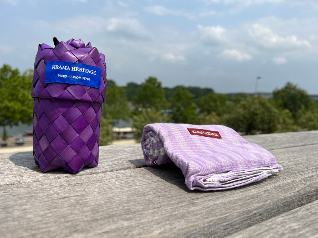 Le Krama Pop Violet dans son écrin en feuille de palmier - Homme