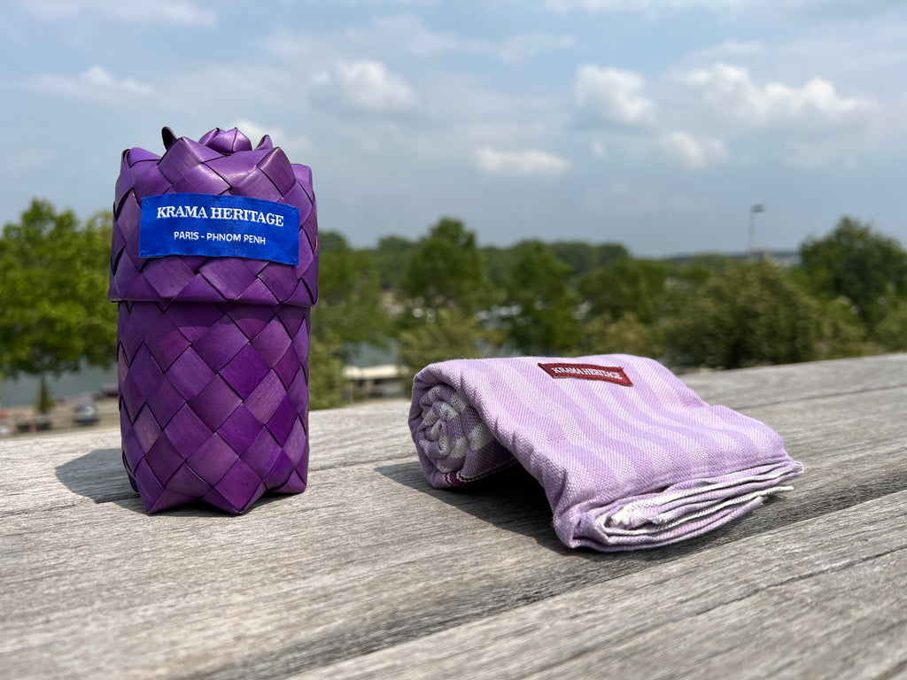 Le Krama Pop Violet dans son écrin en feuille de palmier - Femme