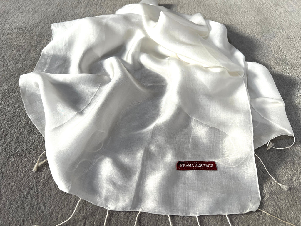 Le Krama Soyeux Blanc Neige dans son écrin en feuille de palmier - Femme