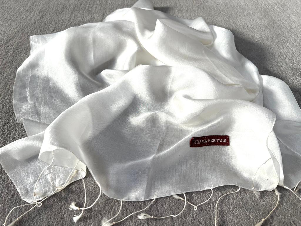 Le Krama Soyeux Blanc Neige dans son écrin en feuille de palmier - Femme