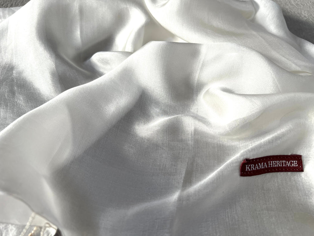 Le Krama Soyeux Blanc Neige dans son écrin en feuille de palmier - Femme