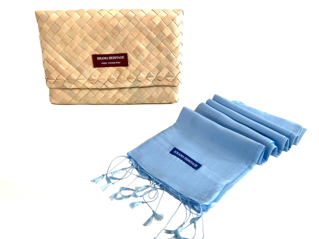 Le Krama Soyeux Bleu Ciel dans son écrin en feuille de palmier - Homme