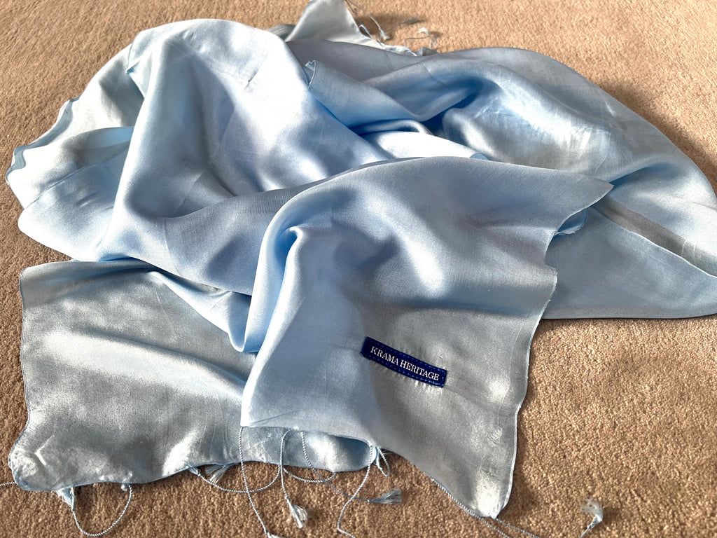 Le Krama Soyeux Bleu Ciel dans son écrin en feuille de palmier - Homme