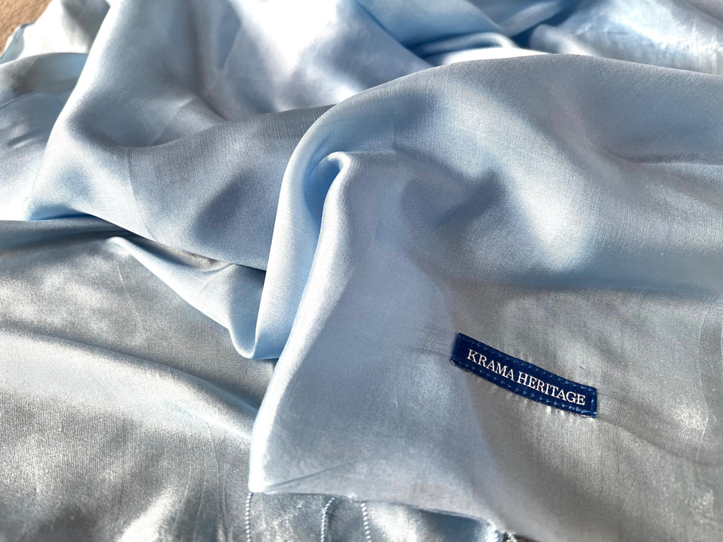 Le Krama Soyeux Bleu Ciel dans son écrin en feuille de palmier - Homme