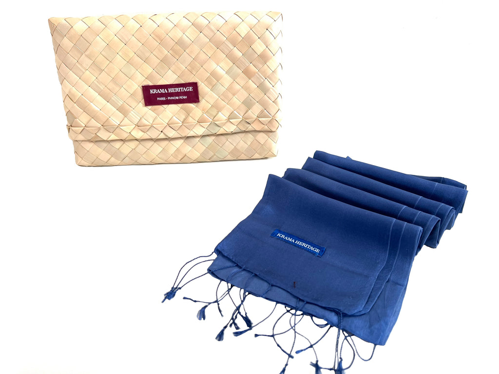 Le Krama Soyeux Bleu Marine dans son écrin en feuille de palmier - Homme