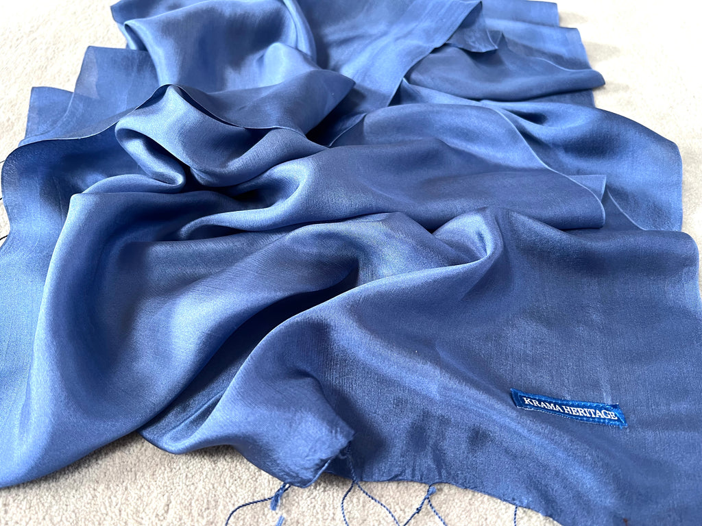 Le Krama Soyeux Bleu Marine dans son écrin en feuille de palmier - Femme