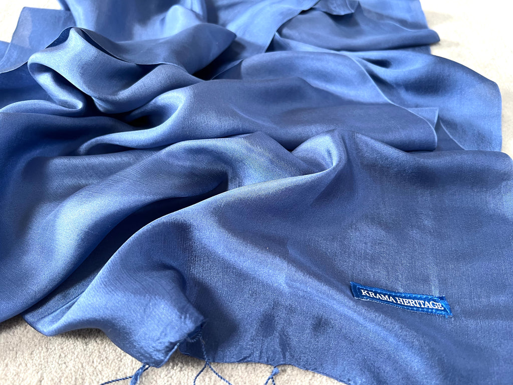 Le Krama Soyeux Bleu Marine dans son écrin en feuille de palmier - Femme
