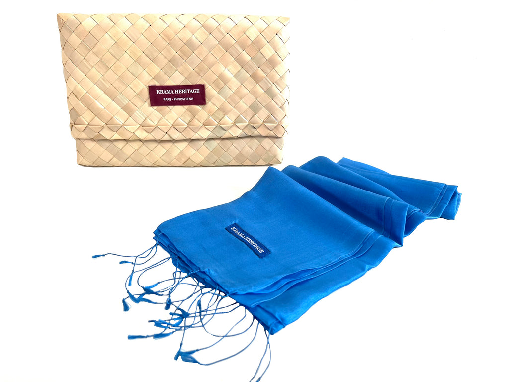 Le Krama Soyeux Bleu Roi dans son écrin en feuille de palmier - Homme
