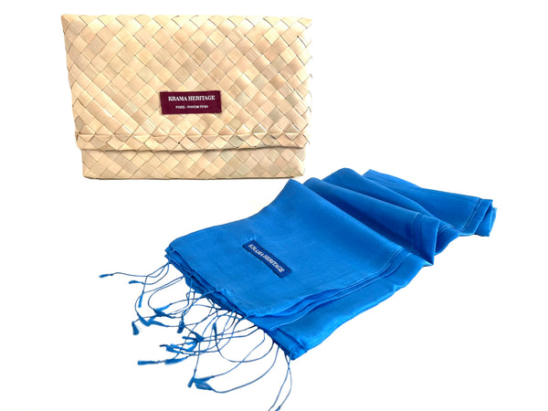 Le Krama Soyeux Bleu Roi dans son écrin en feuille de palmier - Homme